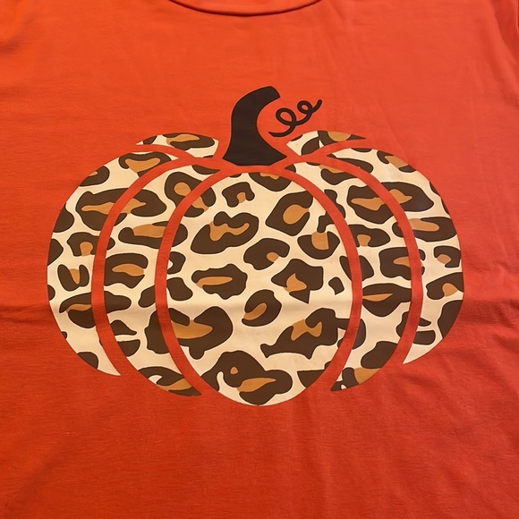 Fall Leopard Pumpkin Tee - Picture 2 of 4